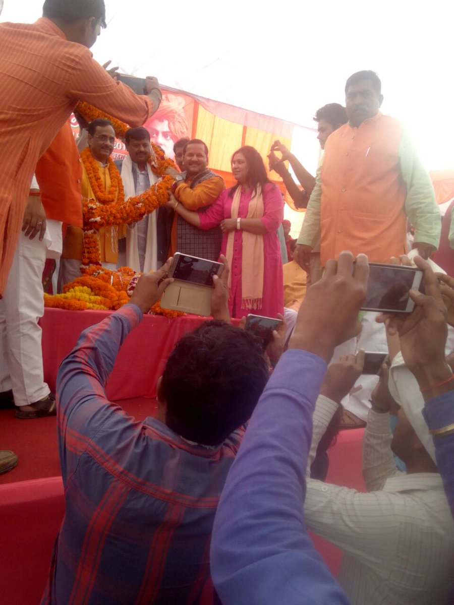 sarojsonkarbjp's tweet photo. 18 नवंबर को आयोजित युवा सम्मेलन में सरोज सोनकर कार्यक्रम के मुख्य अतिथि पार्टी के राष्ट्रीय उपाध्यक्ष डॉ.दिनेश शर्मा का स्वागत करते हुए| https://t.co/HkY16WV6Mr