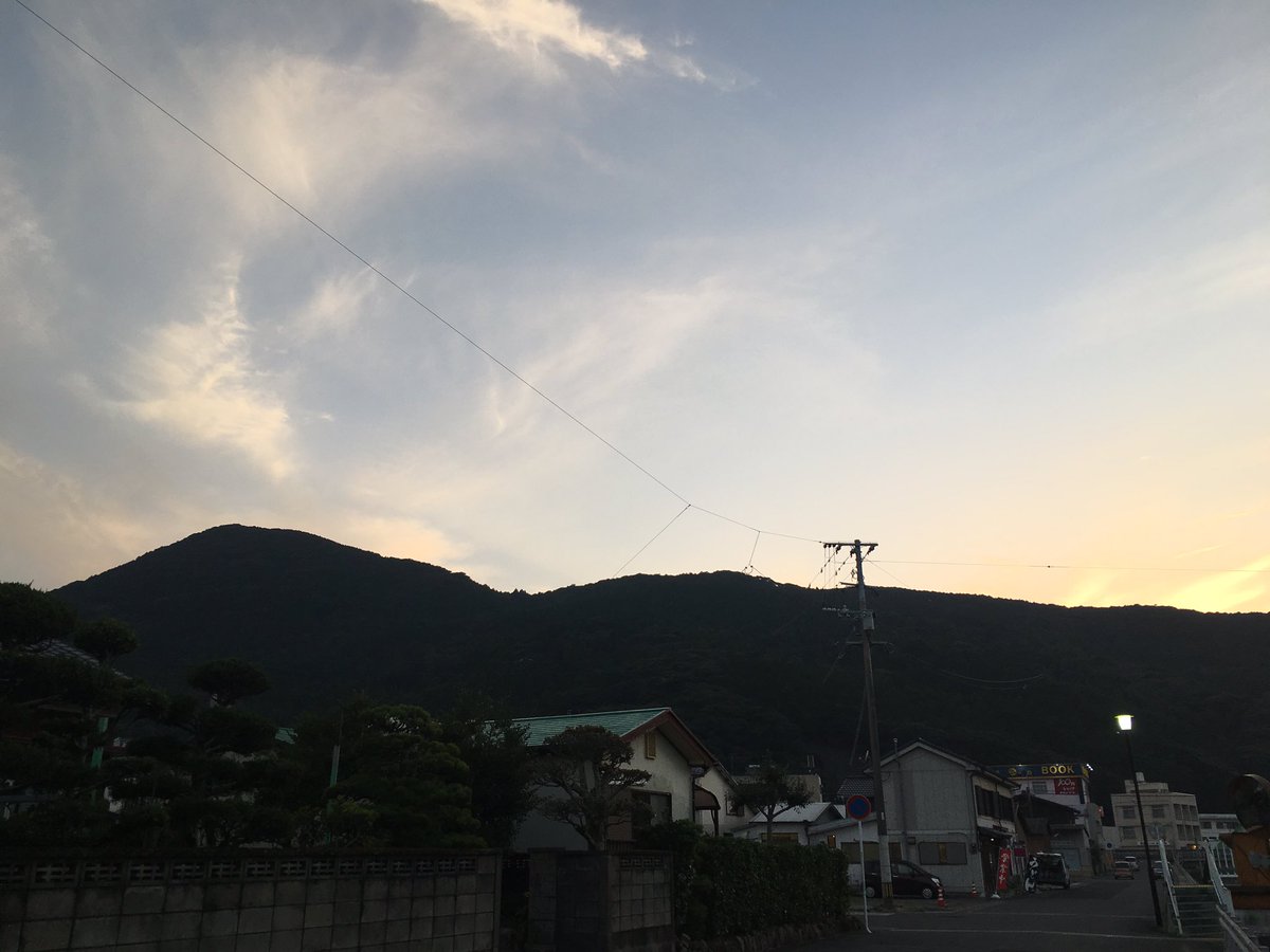 実家のワイの部屋から見える景色(1枚目)
バイトに行く途中に撮った景色(2、3枚目)

高い建物皆無。
空広すぎやろ。
のどかすぎやろ。
山しかない。
本当、何もないんだよねぇ・・・