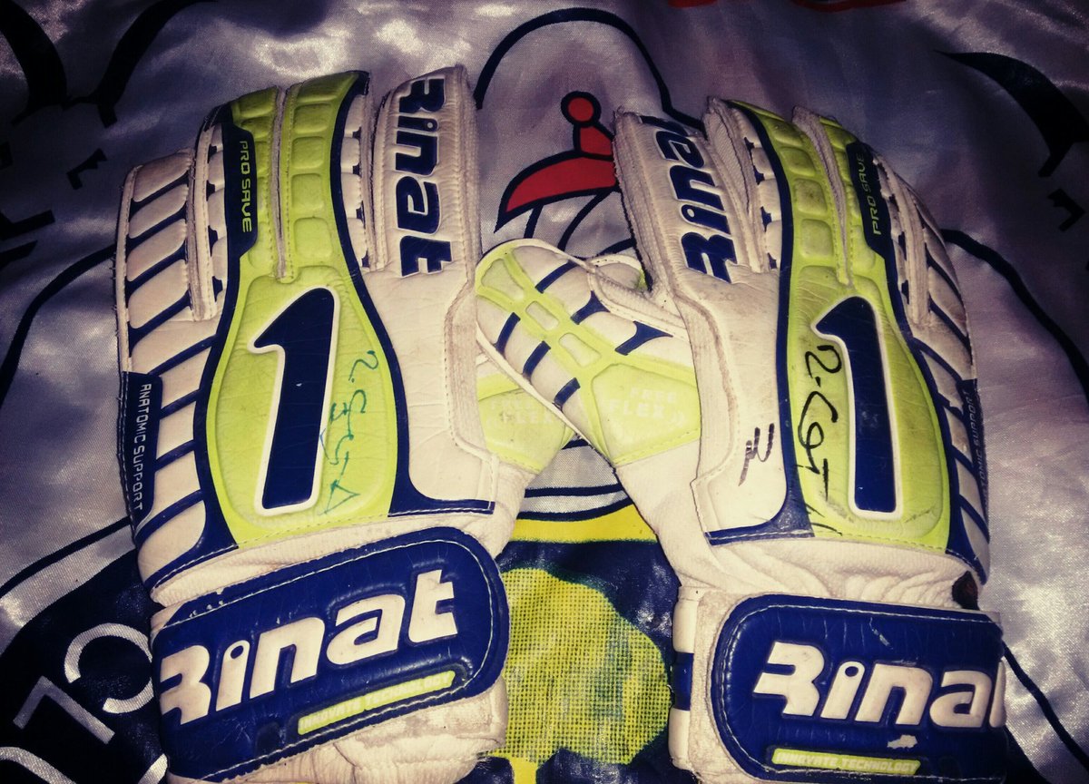 JORV4N's tweet photo. Guantes firmados por @RodolfoCota_  🔴🔵 🇫🇷🇫🇷🐐#DaleRebaño #CapitalRojiblanca #Cota  #110AñosDeGrandeza https://t.co/4XISvE2wIC