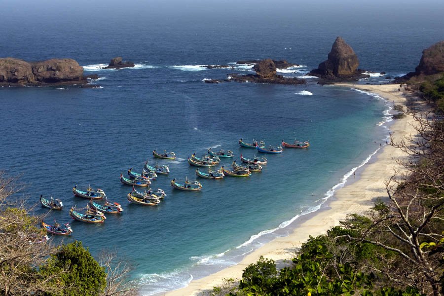 Indonesia.Travel on Twitter: "Perpaduan pasir putih serta batu karang