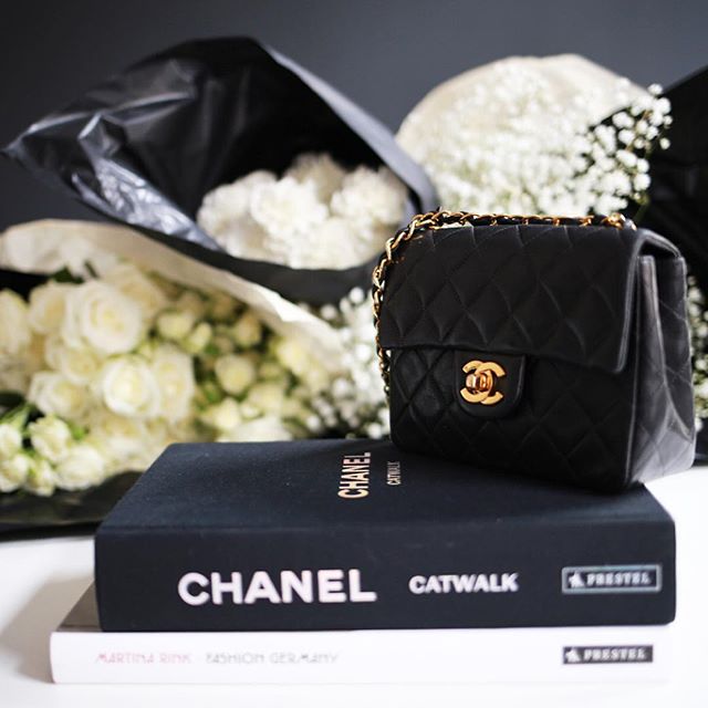 TheLuxuryCloset's tweet photo. Picture perfect #coffeetablebooks #Chanel #ChanelBooks #Chanelbags #ChanelFlapBag #CoffeeTable #Love #Pretty #Regram 💘 📷: @lenaterlutter https://t.co/HuJvmtr7eK