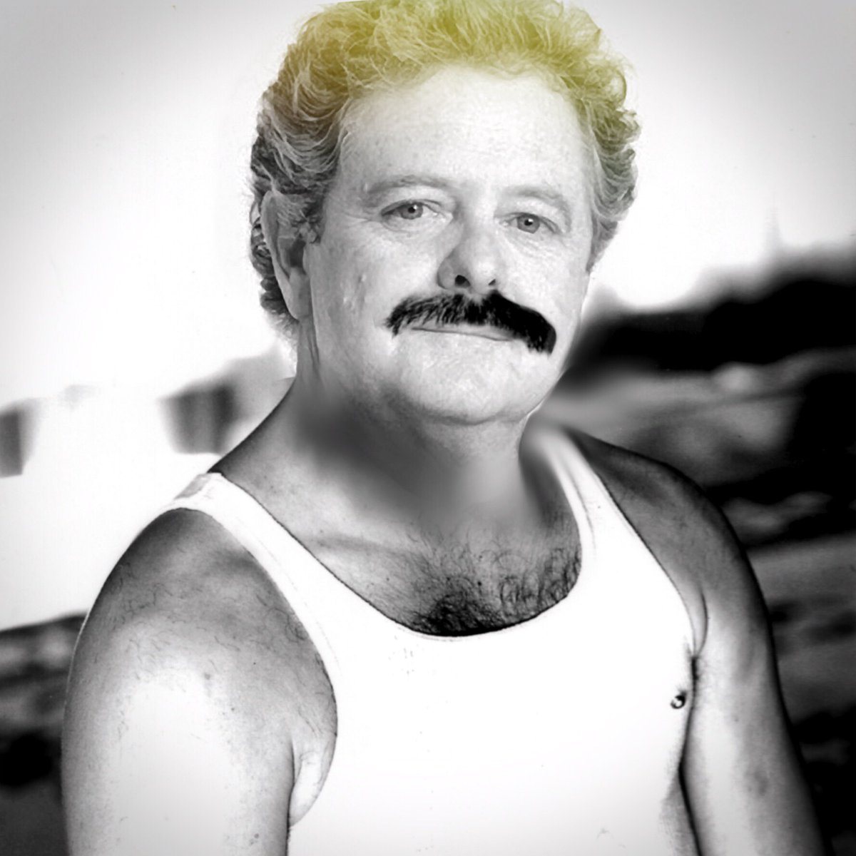 arribaM80's tweet photo. Aquí mi #SelFreddie como homenaje a Mercury... Cantaba peor y me copió el look, pero no es momento para el rencor. @m80radio_ https://t.co/QXsOYUIKHx