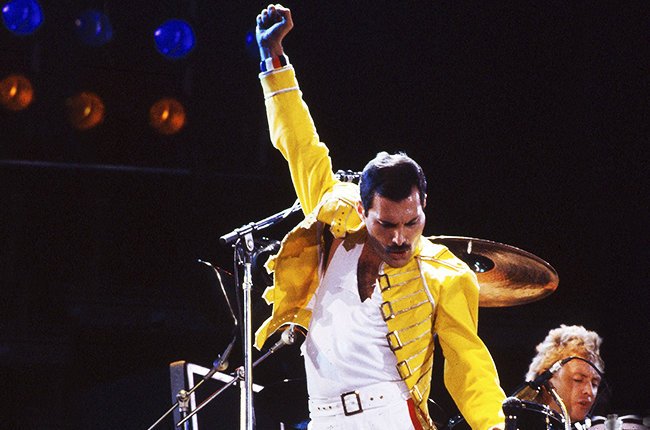 cryptoyears's tweet photo. 25 years ago today, #Queen lead singer #FreddieMercury died of AIDS (aged 45) just 24 hours after revealing his illness to the public. #90s https://t.co/XQhPLfmebR