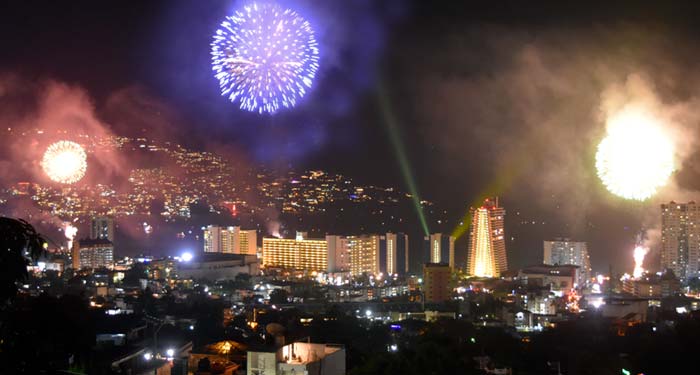 FrasesAcapulco's tweet photo. Acapulco romperá el Récord de Pirotecnia para recibir este Año Nuevo, cómo ven primos? :O Checa el mitote: https://t.co/FYyCDYC8NR https://t.co/hCIoN30vm9