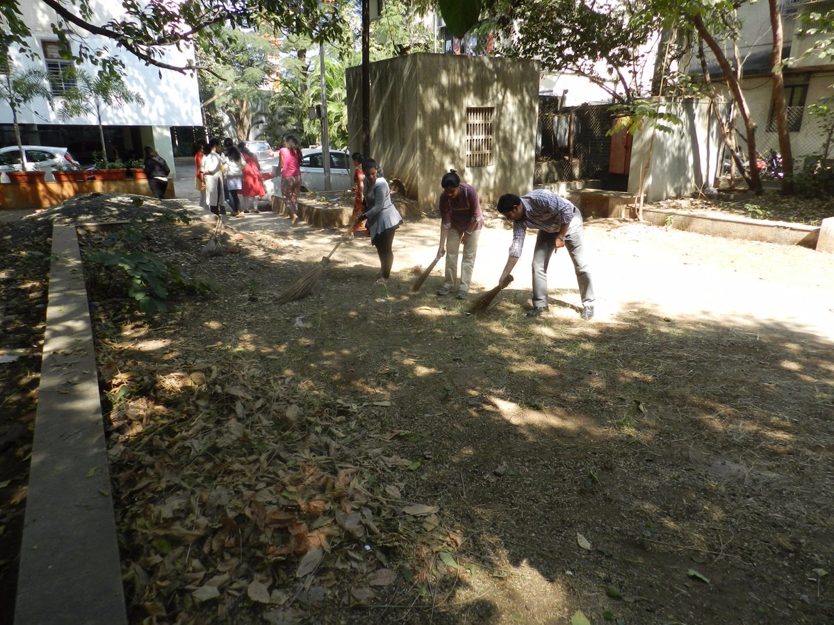 Invest_Lunkad's tweet photo. @narendramodi the employees at @Invest_Lunkad Investments joined hands to take forward you vision of #SwachhBharat #MyCleanIndia #NaMo #Pune https://t.co/7AmRb1CaDI
