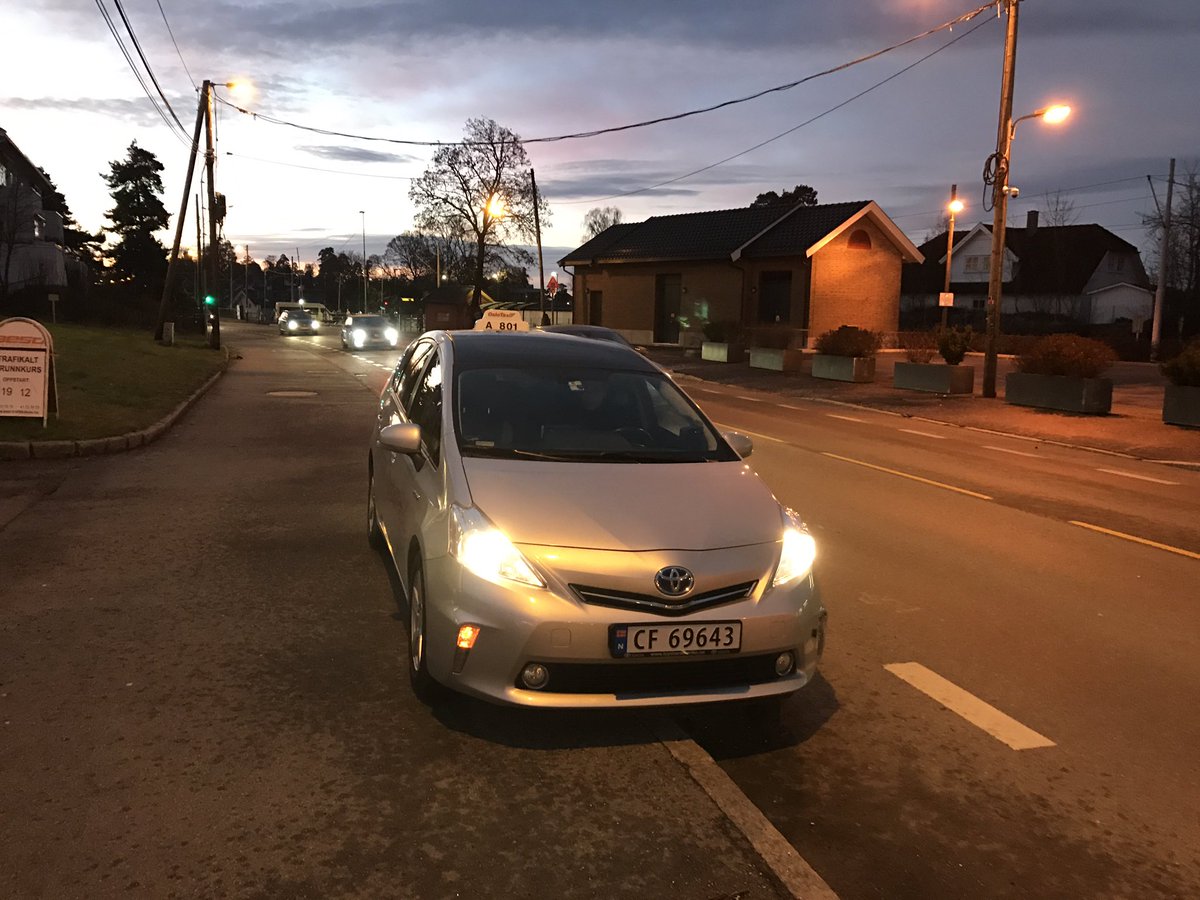 - Du vet det er forbudt å stoppe her?
- Ja. 
(Gjør ingen tegn på å flytte seg) 
<a href="/OsloTaxiAS/">OsloTaxi</a>