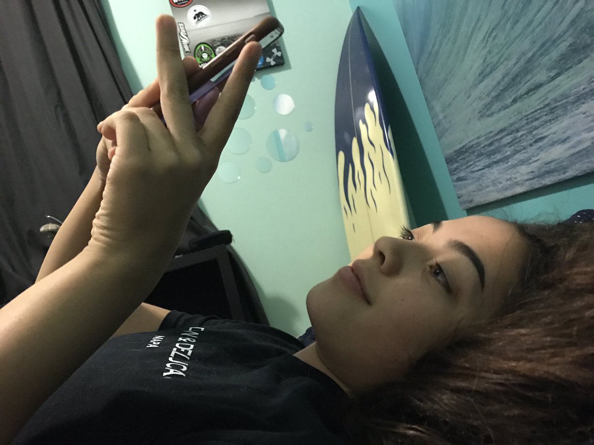 madisonrabrown's tweet photo. Me: "Who you smilin' at your phone for B?" https://t.co/4dlHjeUvBg