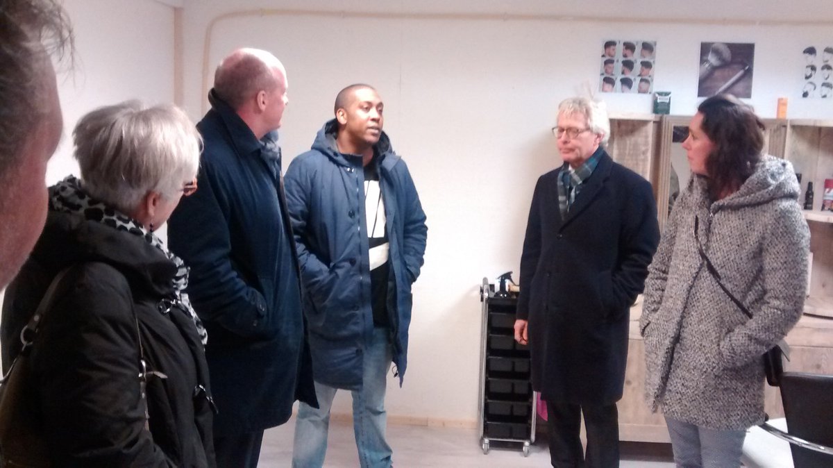danielappelo's tweet photo. Grote organisaties en burgemeester praten met kapper Glen tijdens wijkbezoek Oud Oost https://t.co/yWQfQzUuJ5