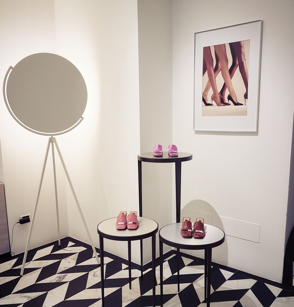 GresyDaniilidis's tweet photo. Coolest corner at @sergiorossi presentation. Just can't have enough of the new collection #ss17 #sr1 #sergiorossi #interior #design https://t.co/tVzE7vGOtN