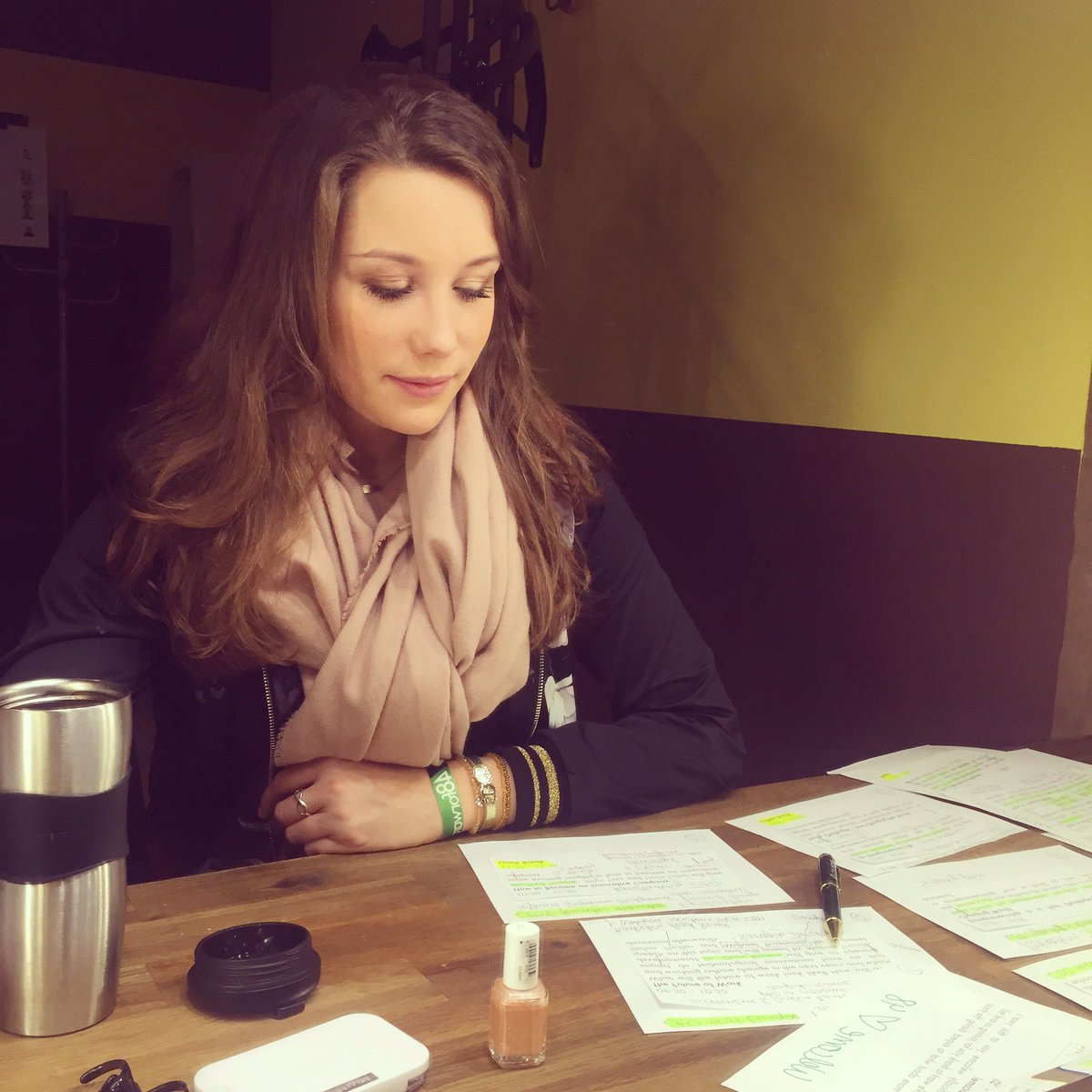 hanni_klose's tweet image. Backstage this morning @48fwrd #48fwrd #moderation #finalcheck #lounge #stagelover ready when you are 🎉✌️️💚