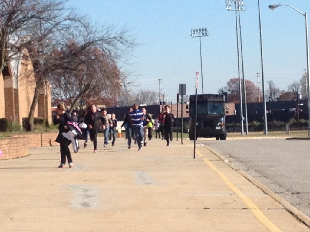 LansdowneMS's tweet photo. Annual Turkey Trot!! @MrDunlapLead @MsReger @12_reeve #pbisevent https://t.co/vBql4xk4NU