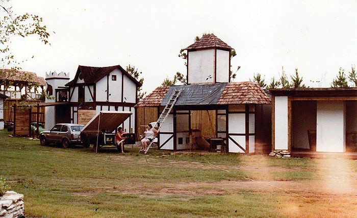 ArtAttackHP's tweet image. One mission remains true at the Texas Renaissance Festival: to honor artists who make their own wares. @texrenfest houstonpress.com/arts/as-renfes…