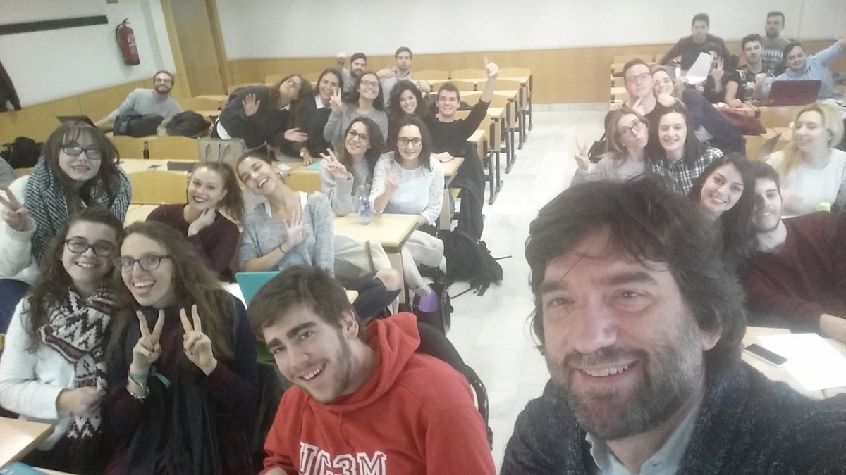 MolinaCanabate's tweet photo. ¿Os he dicho alguna vez que tengo la mejor profesión del mundo? #profesor #universidad. Con futuros comunicadores  @uc3mFacultadHCD #uc3m. https://t.co/I1M3hwwoH5