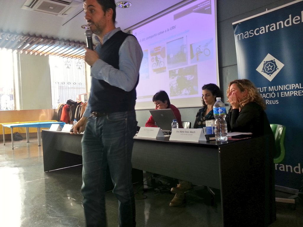 Mas_Carandell's tweet photo. L'Antoni explica l'experiència d'adhesió de la #URV a la plataforma de mobilitat sostenible @fes_edit
#EconomiaCol.laborativa #Reus https://t.co/37ncz5EBdK