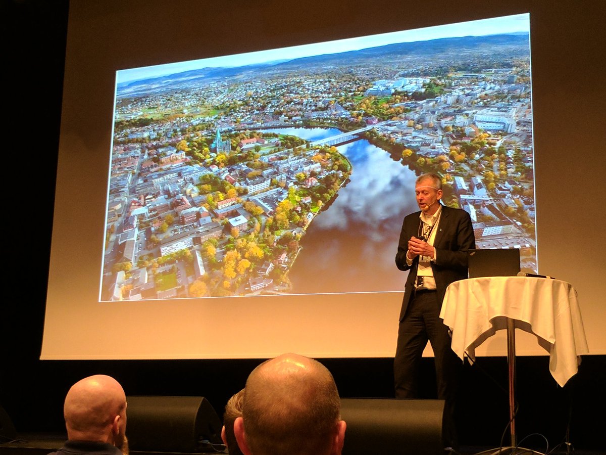 eskilskoglund's tweet photo. @pptevangelisten fra @telenor_service har startet mitraljøsen og krydrer @Datametrix_AS #Empowering med gullkorn og #innovasjon #wifitale https://t.co/CXEFw9GaEo