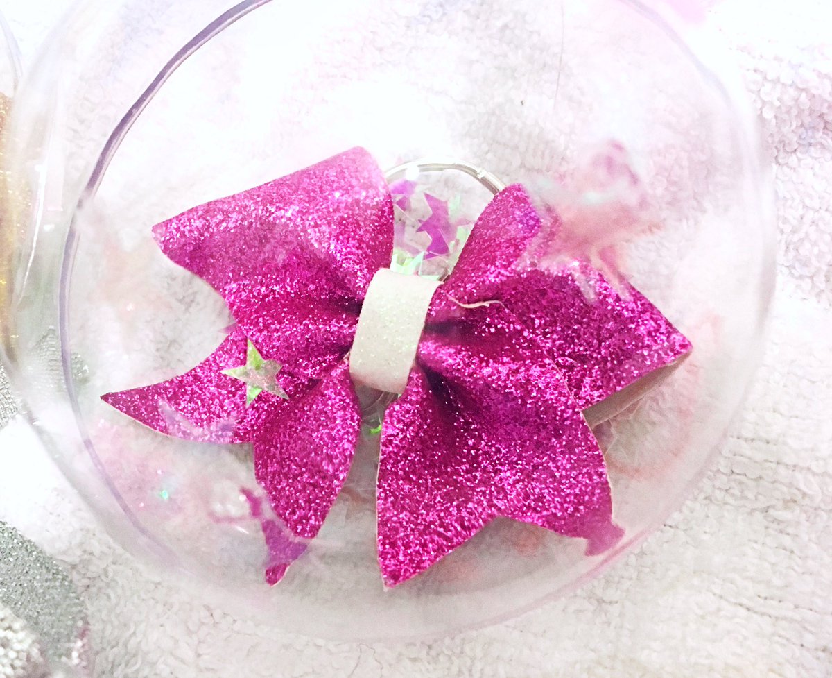 KL_Bows's tweet photo. Pink Bauble ๐ #cheer #cheerleading #keyring #glitter #christmas #bauble #stockingfiller #klbows https://t.co/pHNwiuunOK