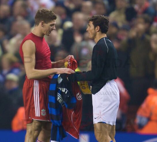 javierzanetti's tweet photo. Steven, giocatore fantastico e bandiera del calcio mondiale. Complimenti per tutto quello che sei riuscito a dare! #Gerrard 👏🏻 https://t.co/I3SjlwKeIp