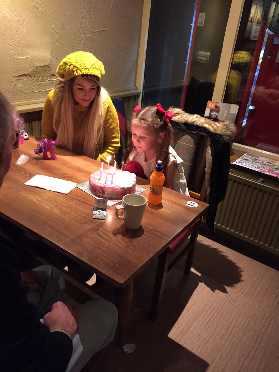 Happy 6th birthday to Faye🎉 <a href="/Jimbentley10/">Jim Bentley</a> <a href="/WeAreSUGM/">WeAreSUGM</a> <a href="/SpencerGraydon/">Spencer Graydon</a> <a href="/m3lissa1087/">Mel J Team Dunelm</a>  #dunelmridge