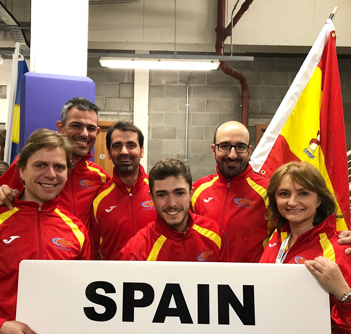 El equipo de Curling Club Hielo Jaca ha puesto rumbo a Glasgow para participar en el Campeonato de Europa. Mucha suerte campeones!! #Mund