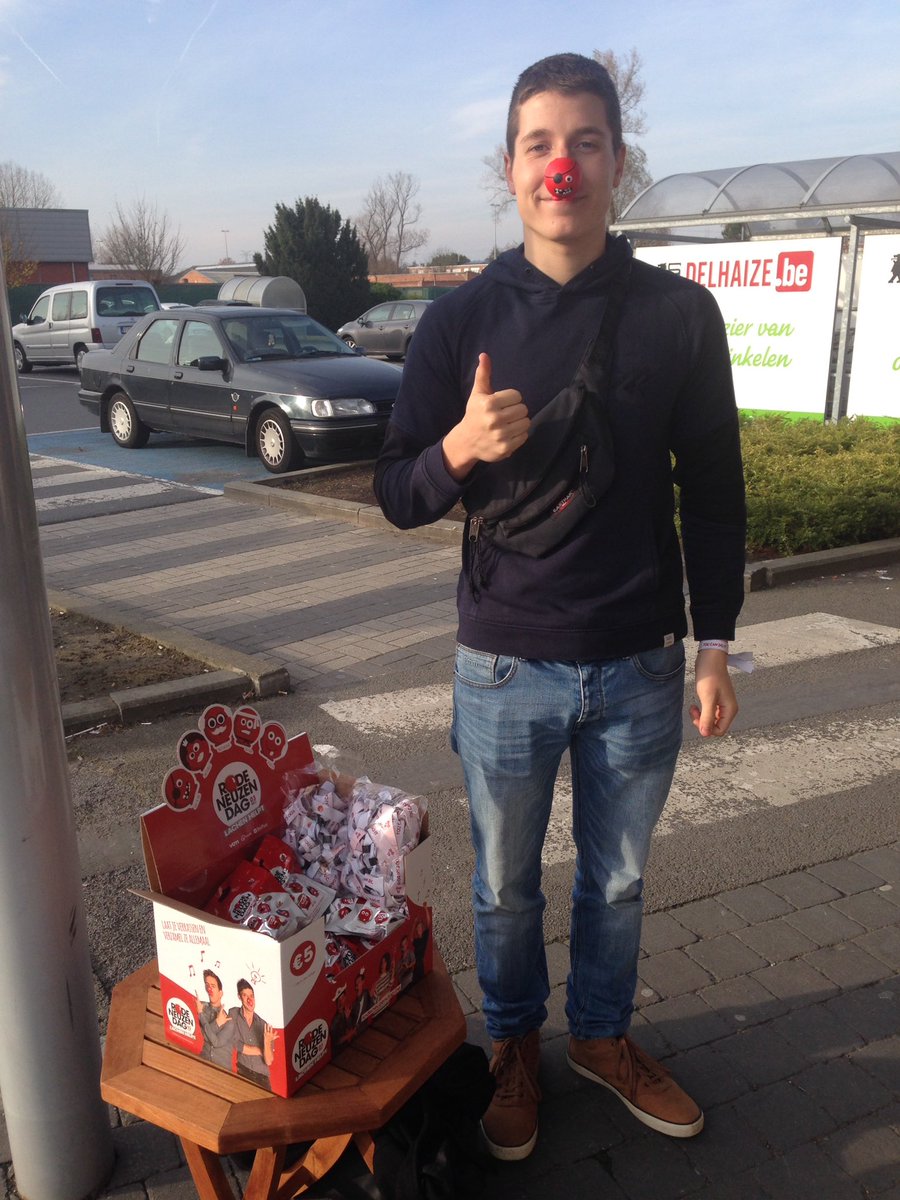 TheAlphaFix's tweet image. Vandaag staan we aan de Delhaize in Reet om onze steunbandjes en rode neuzen te verkopen ter voordele van Rode Neuzen Dag!