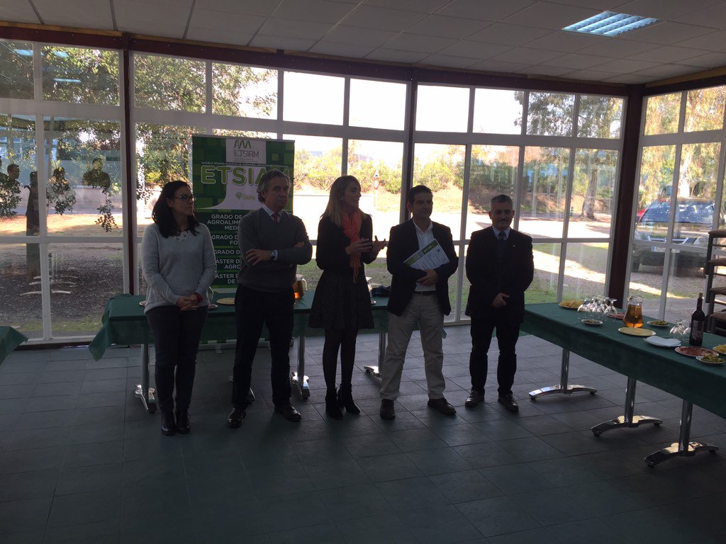 CatedraEYL's tweet photo. Entrega de Diplomas de actividades relacionadas con la empleabilidad y el emprendimiento de @ETSIAMCordoba !! Olé!! https://t.co/bhffgEdEZ8