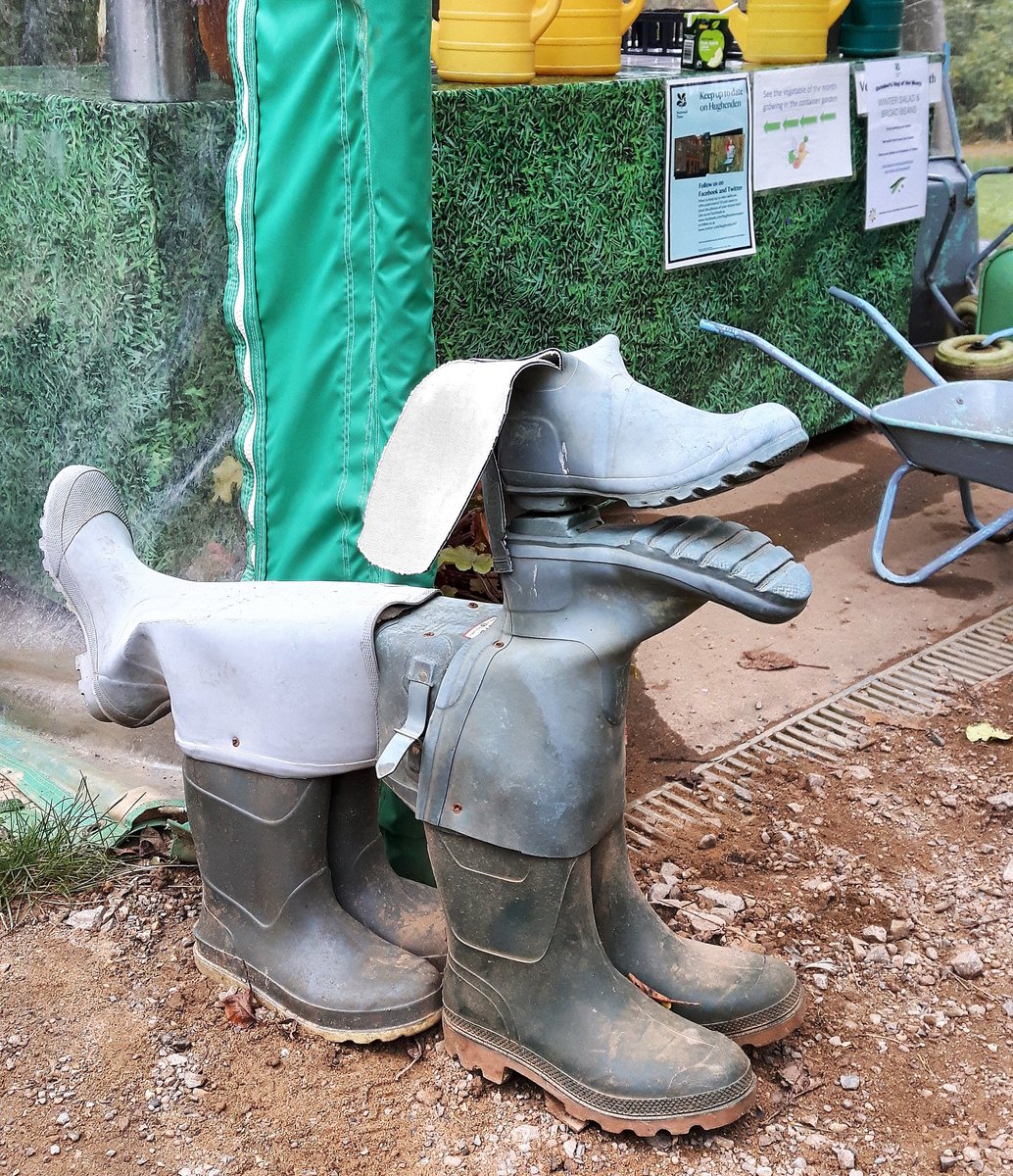 Alla_Sanders's tweet photo. Amazing #art: smiling #doggy, probably named Bootie #Hughenden #garden #NationalTrust #Thursday #boots #shoes #dog #smile #recycling #autumn https://t.co/hZk7MF54cR