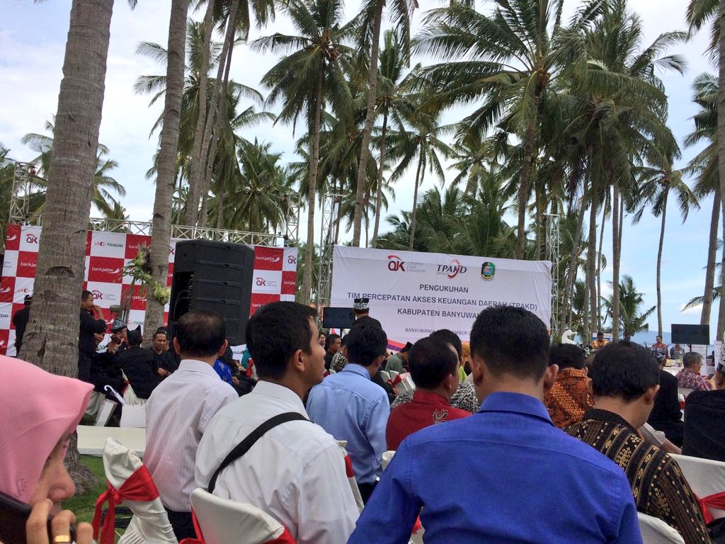 firmansanyoto's tweet photo. Pengukuhan TeamPercepatan AksesKeuanganDaerah @banyuwangi_kab &Launching LakuPandai #PantaiSolong Klatak #Kalipuro
@a_azwarnas @ChoirilYudaw https://t.co/j7TpA1ptTD