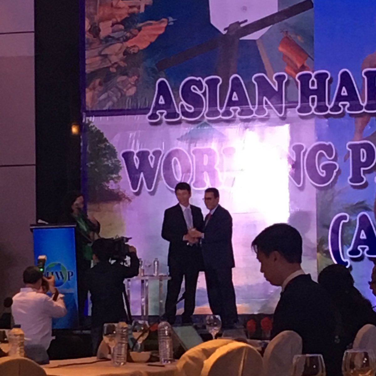 lor_faeldon's tweet photo. Great reporting of updates from #AHWP technical committees on Day 4 of #AHWP2016. TC Chair @A_Aldalaan handing out tokens to speakers https://t.co/HmNMVOwABB