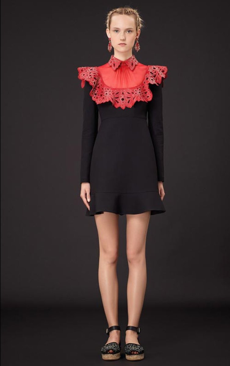 cimitalysrl's tweet photo. Basta un piccolo dettaglio di #rosso, anche solo dei semplici orecchini di pietre, per vivacizzare un elegante #look total black. #fashion https://t.co/K6X5ODY9gs
