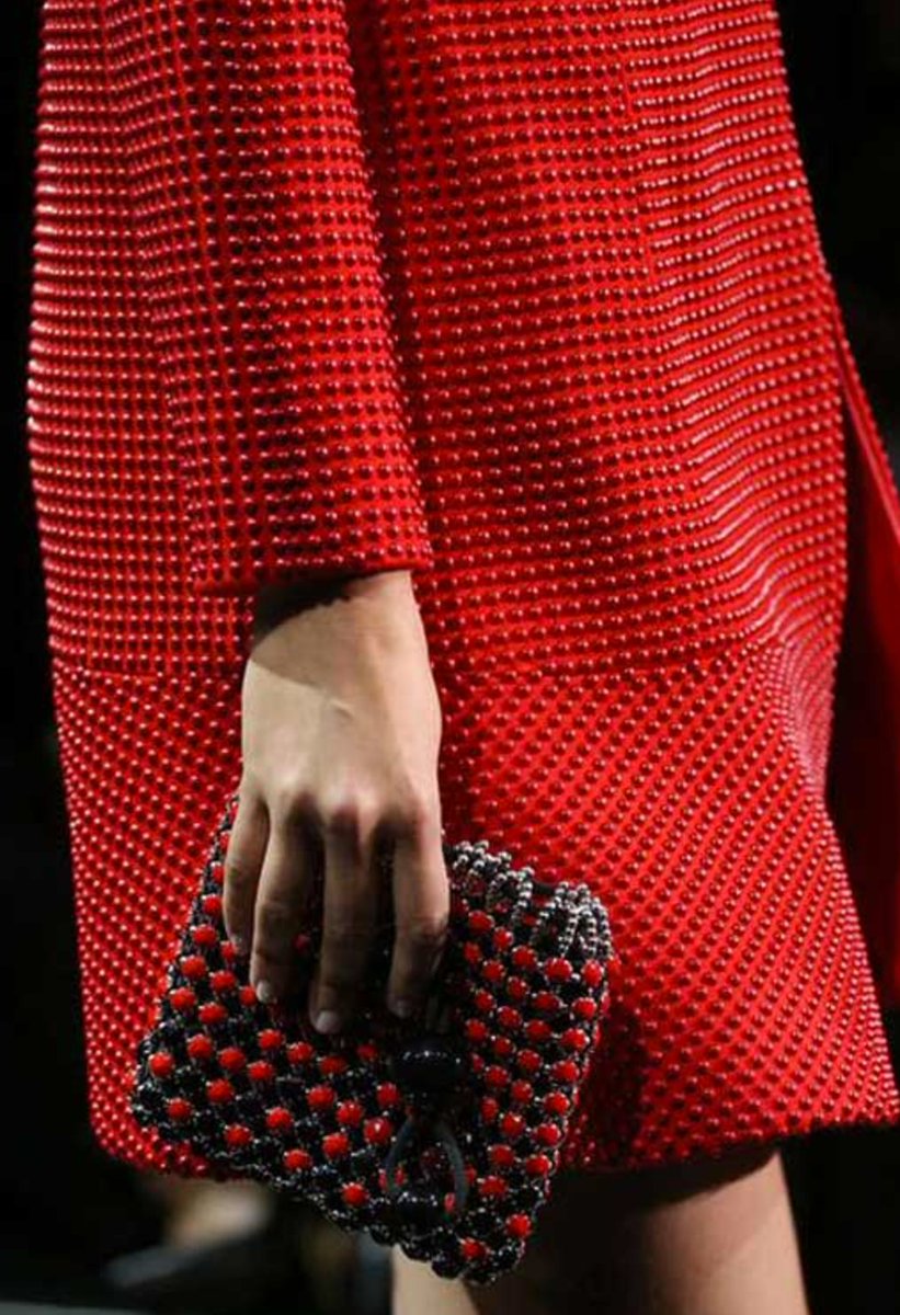 cimitalysrl's tweet photo. Basta un piccolo dettaglio di #rosso, anche solo dei semplici orecchini di pietre, per vivacizzare un elegante #look total black. #fashion https://t.co/K6X5ODY9gs