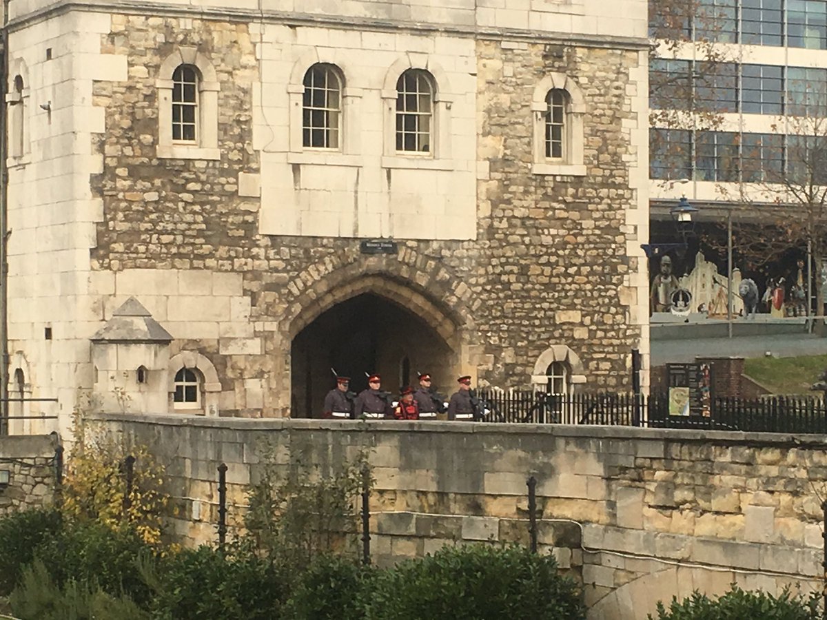 BillC373's tweet photo. #GoodMorning London @TowerOfLondon is open! #palacepictures come visit! @BritishArmy #1RHA https://t.co/1ycaov7sx0