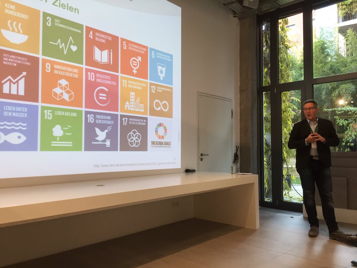dseijs's tweet photo. Weer mooi #C2Ccafe, vandaag in Frankfurt. #DGNB @jokreissig inspireert met Bouwen voor morgen. #C2C #Ahrend #Desso #Mosa https://t.co/RXRIg63KDy