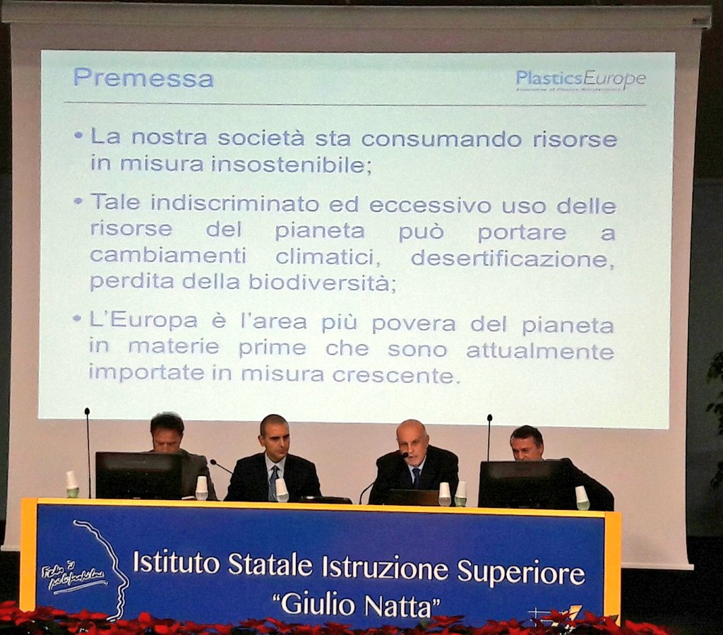 RadiciGroup's tweet image. Giuseppe Riva @PlasticsEurope parla di #EconomiaCircolare all&apos;Istituto Natta in occasione della giornata formativa dedicata #LIFE_Programme
