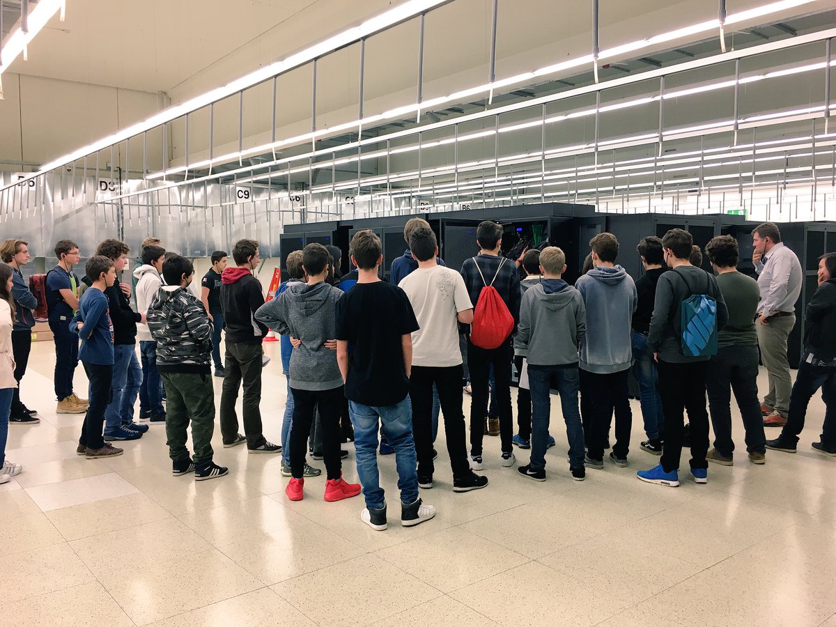 cscsch's tweet photo. 40 ragazzi di 3 e 4 media in visita al CSCS per io pomeriggio di Orientamento Scolastico e Professionale #servingscience #HPC #community https://t.co/bDI8RH9y6b