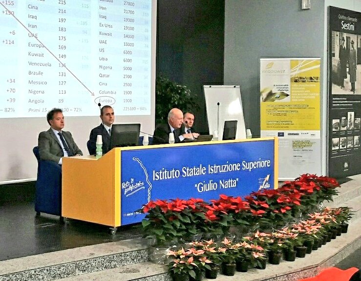 RadiciGroup's tweet image. Giuseppe Riva @PlasticsEurope talks about #CircularEconomy at Istituto Natta in occasion of an educational day on #LIFE_Programme