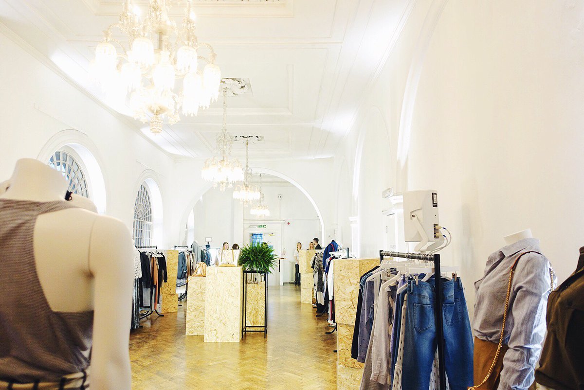 AnitaFosen's tweet photo. Some behind the scenes shots / favourites from the #HOFSS17 ๐ In love with the colour schemes and details โจ @houseoffraser @mediaworksuk https://t.co/mhRdNhs6eG