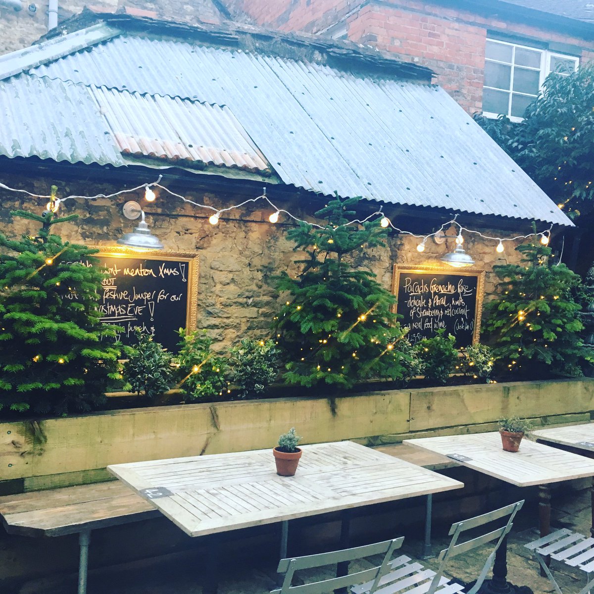 ArmsWoodstock's tweet photo. Free Saturday? Pop in and join us for our Christmas courtyard. Mulled cider and mulled wine plus lots of yummy food on offer ๐ท๐ https://t.co/wD2LEWklZl