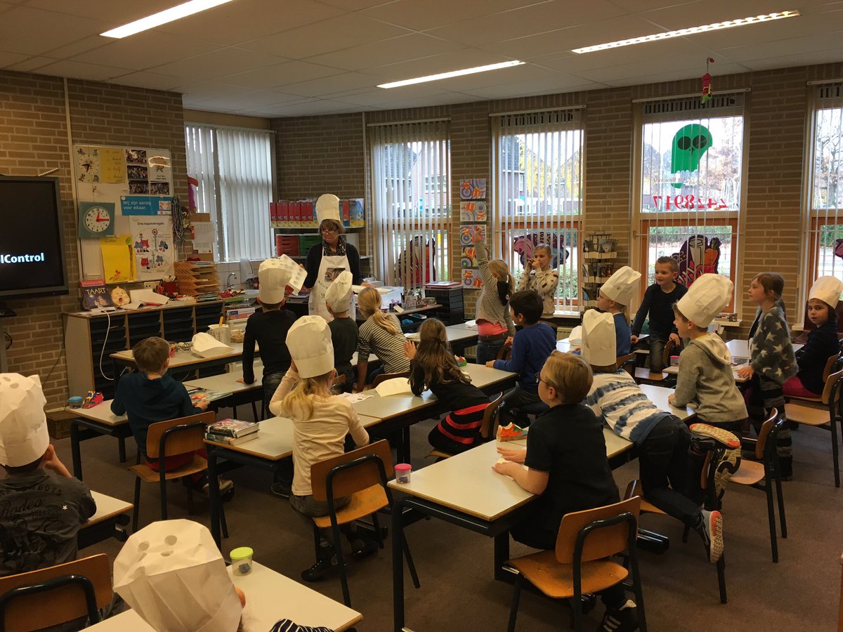 DeBoschuil's tweet photo. Is dit rekenen...? Jazeker! Groep 4 helpt de Welles Piet #betrokkenheid #samenwerken #mooi! https://t.co/0M8qnvd8yN