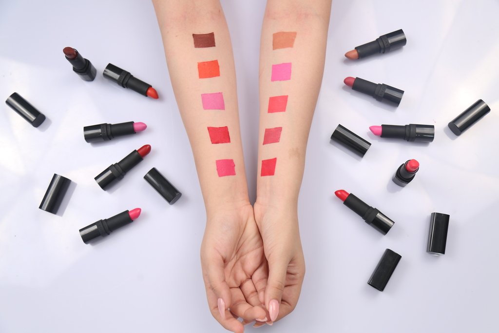 MissMalini's tweet photo. 10 shades of perfectly matte lipsticks ranging from reds to nudes to everything in between. #SoulMatte @AvonIndia https://t.co/zBB9PfCzcw