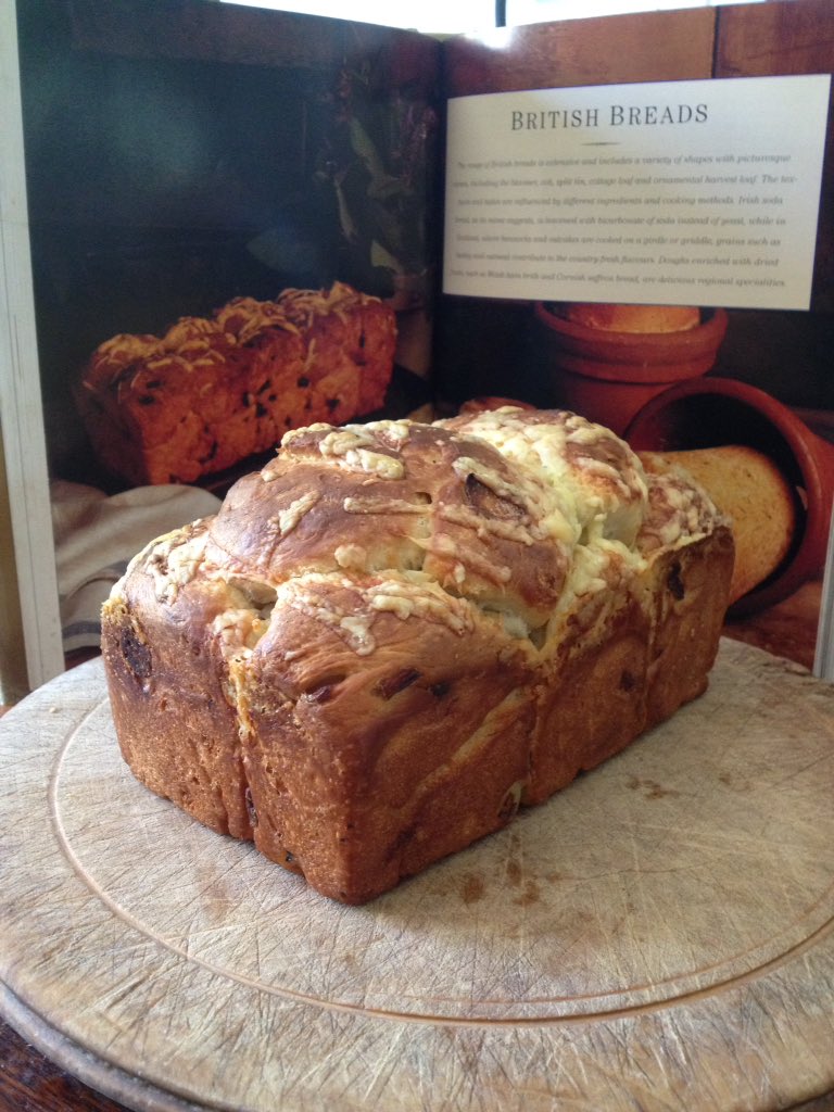 SamduFeu's tweet photo. Cheese and onion loaf https://t.co/zMIMnnNbw3