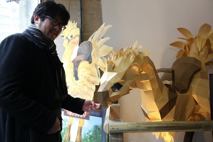 VRTvingt's tweet photo. Ce #chocobo est un vrai chenapan qui veut me manger. Vous pouvez vous amusez avec durant #FFXVcenter pour l'arrivée de #FFXV ! https://t.co/lROqglJROW