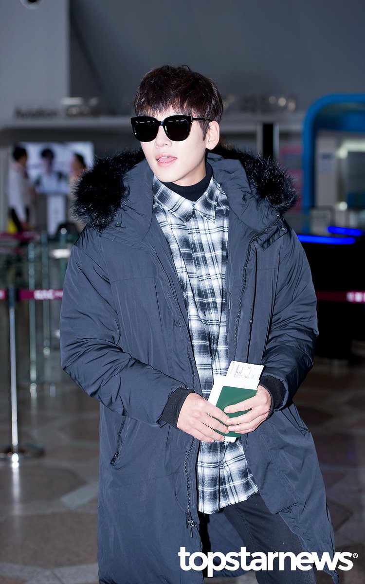fyeahjcw's tweet photo. #JiChangWook Gimpo Airport > Japan [24.11.2016] (cr. TopStarNews) https://t.co/P7inlBu2ja
