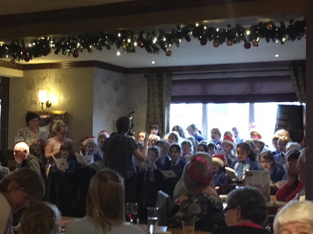 #tinselthursday #weloveaschoolchoir #feelingfestive #hanleybrewersfayre #Christmas2016 <a href="/amylou8725/">Amy</a> <a href="/JodieMissmai/">Jodie knapper</a> <a href="/ameliajane_x/">Amelia Jane Meakin</a> <a href="/IrtHanley/">HanleyIRT</a>
