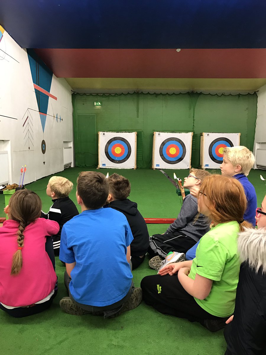 yr6melthamce's tweet photo. Listening carefully to Rory's instructions before we transform into the Merry Men (and women) of Meltham #melthampe https://t.co/FHXsDf8t4C