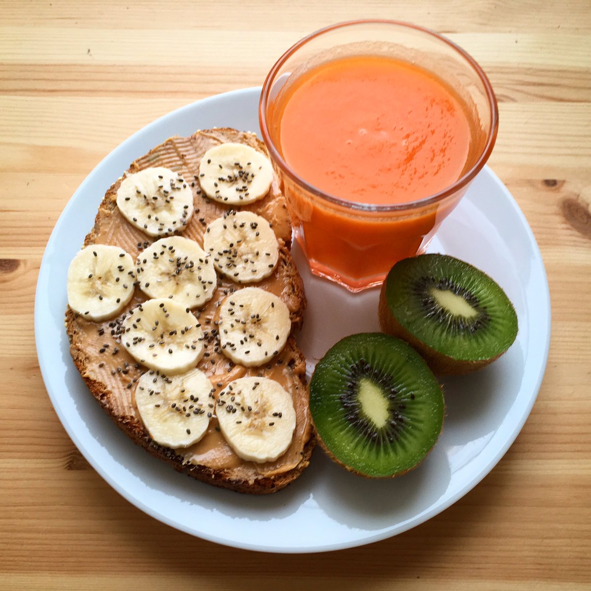 CallVermell's tweet photo. Damos la bienvenida al dia cargados de fruta y energía!! 😊 #comesanoyecologico #callvermell #eco #bio #organico #frutaecologica https://t.co/kfjjOAzadV