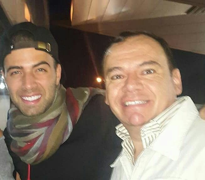 Moumoune_28's tweet photo. By @master_poncho : @jencarlosmusic  #fotosconfamosos #MasterPoncho #backstage #PremiosBillboard #Premios #bajito https://t.co/EuSlr2eq4f