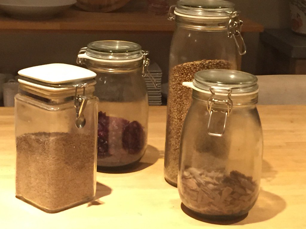 Lamb shanks with a Christmassy feel…. hamptoncookery.wordpress.com/2016/11/24/lam…