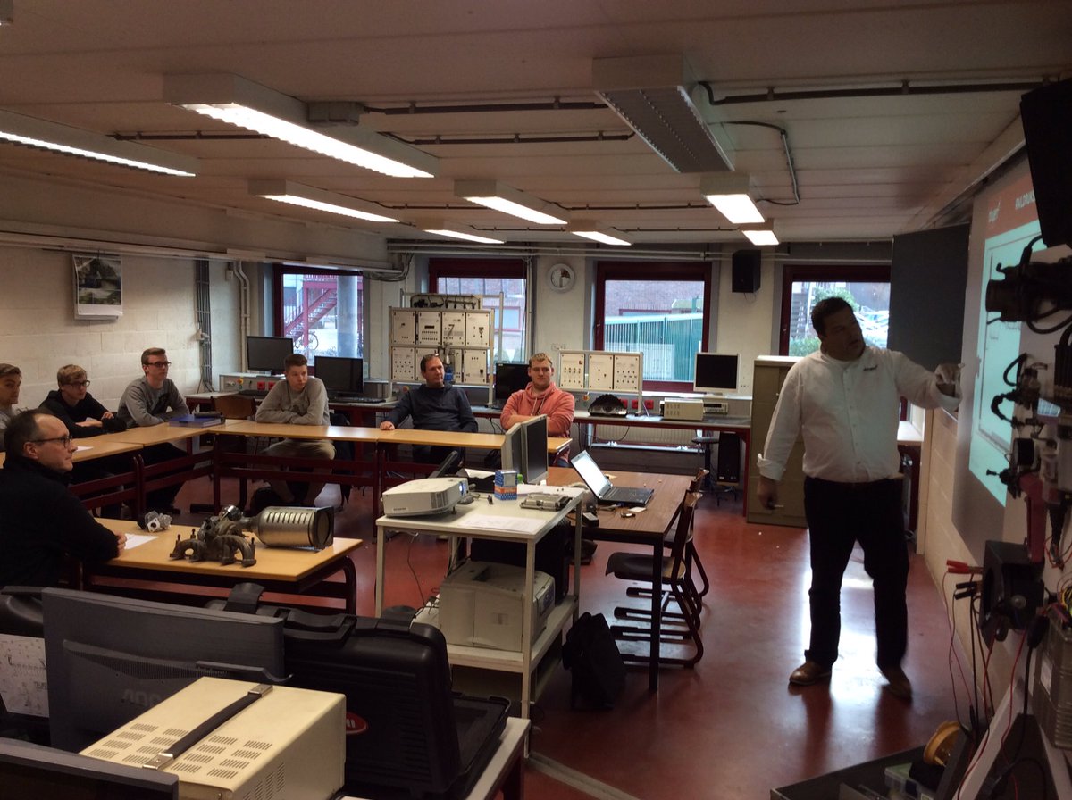 technische opleiding over de 1600hdi motor van PSA gepresenteerd aan het 7 Autotechniek  van TISP uit Mol. WINNAAR De gouden sleutelhanger