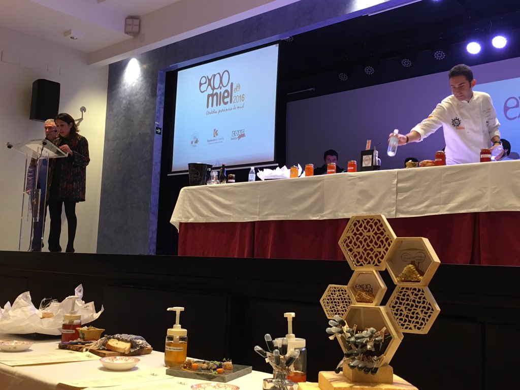 UnSuenoDulce's tweet photo. @AuxiPozuelo delegada de #MedioAmbiente de @dipucordoba inaugura #MenuExpomiel16 #gastronomia https://t.co/KgK1wqLF6B