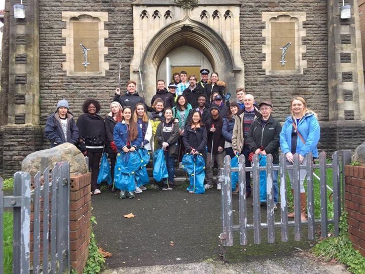 UplandsLabour's tweet photo. Great to see residents, students and candidates working together to litter pick @UzoIwobi @LilyUplands https://t.co/pk7gVUyh0x